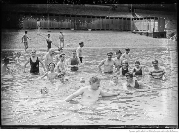 1921, scène de baignade dans la Seine. Photographie de presse par l'Agence Rol. Droits BNF Gallica.