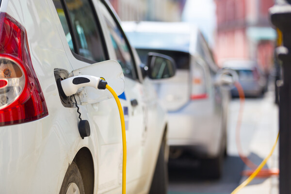 En fin d’année, les voitures électriques devraient représenter 13 % des ventes de véhicules légers dans le monde, soit +9 % par rapport à 2021, selon l’AIE.  Crédit photo Epictura (53283509 Kasto)