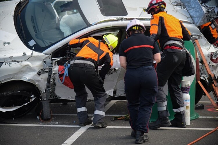 Intervention des pompiers lors d'un accident de la route en France - Aufort - Epictura 521171964