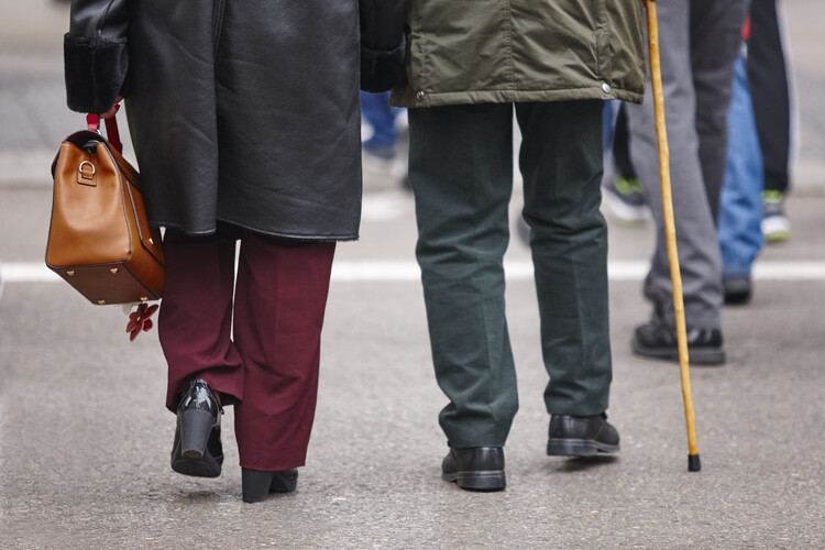 Personnes âgées dans la rue