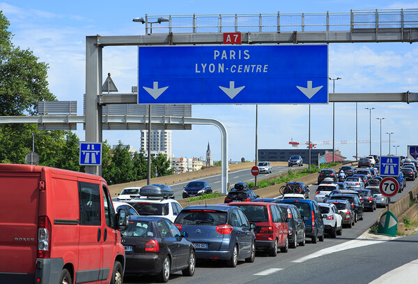 La métropole de Lyon est en train d’étendre progressivement sa ZFE-m. Embouteillages sur le périphérique lyonnais. Crédit photo Epictura (497460430 SonySander73)